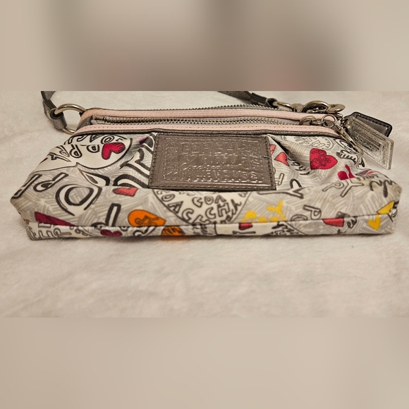 Coach Poppy limited Edition Poppy hearts Graffiti style wristlet. EUC 2009 - Picture 3 of 8